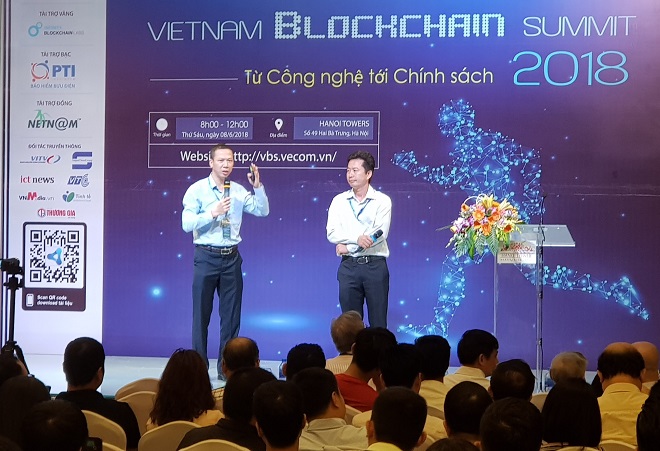 Anh Đỗ Văn Long (trái) - Giám đốc chiến lược vùng của IBL - lần đầu tiên chia sẻ về dự án Fruitchain tại Diễn đàn Vietnam Blockchain Summit, tháng 06 2018