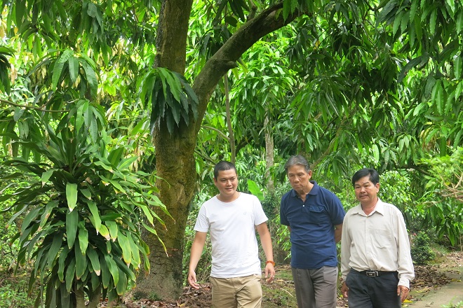 Đại diện từ IBL (trái) giải thích về ứng dụng truy xuất nguồn gốc nông sản dựa trên công nghệ Blockchain cho nông dân tại tỉnh Đồng Tháp.