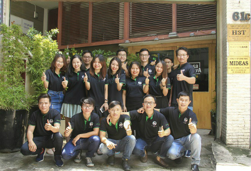 CEO Trương Công Hải (hàng dưới, ngoài cùng) và các cộng sự của dự án Trợ lý ảo Hana. Theo vị CEO 8x, giải thưởng trong cuộc thi Startup Việt mang tới những giá trị về thương hiệu và thị trường cho startup. Startup được nhiều khách hàng biết tới và hỗ trợ nhiều trong việc phát triển kinh doanh.