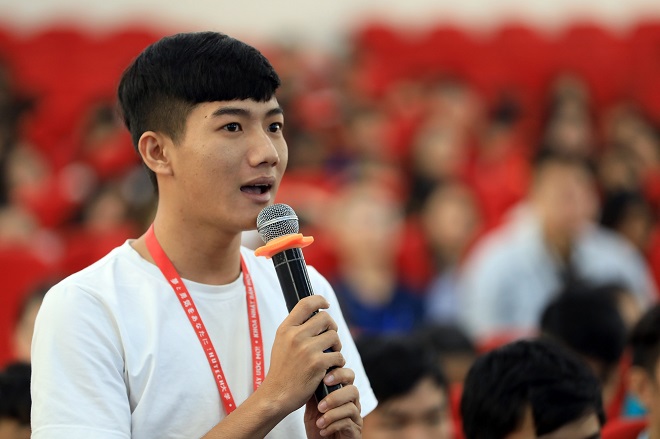 Bạn Võ Văn Tánh - sinh viên Hutech muốn khởi nghiệp nông nghiệp công nghệ cao với dự án làm giấy từ vỏ trấu thay vì bột gỗ. Theo Tánh, tiềm năng của dự án lớn do tận dụng rác thải là vỏ trấu của bà con nông dân, từ đó tạo kế sinh nhai cho người dân vùng nông thôn, đồng thời bảo vệ môi trường.