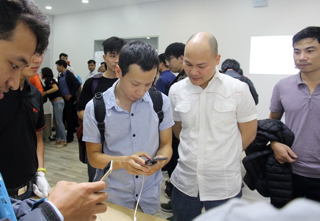 CEO Nguyễn Tử Quảng trực tiếp có mặt tại buổi bán hàng Bphone để tư vấn và trả lời những thắc mắc của khách hàng: Ảnh 