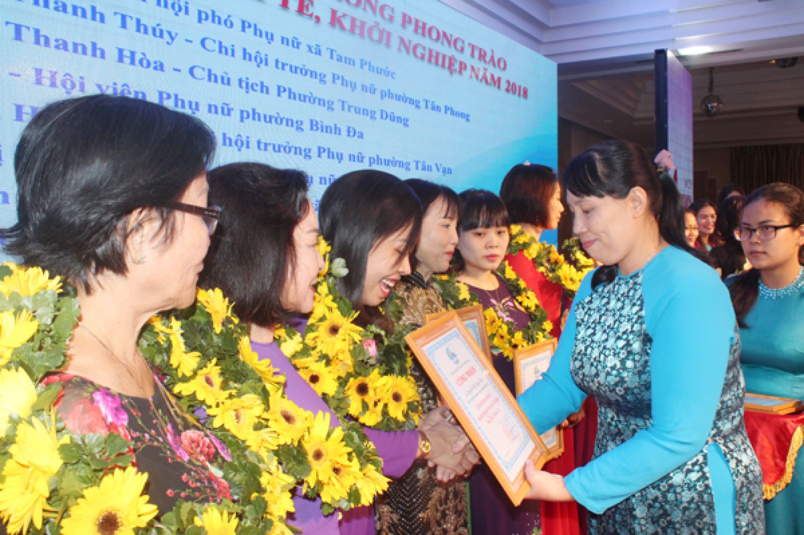 Phó chủ tịch thường trực Hội Liên hiệp phụ nữ tỉnh Lê Thị Thái trao giấy công nhận điển hình phụ nữ tiêu biểu trong phát triển kinh tế, khởi nghiệp.