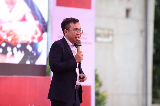 Anh Trần Bá Duy Linh trình bày về dự án ứng dụng Jingo.