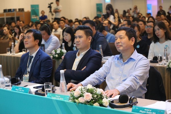 Ông Trương Gia Bình lắng nghe phần thuyết trình từ các startup.
