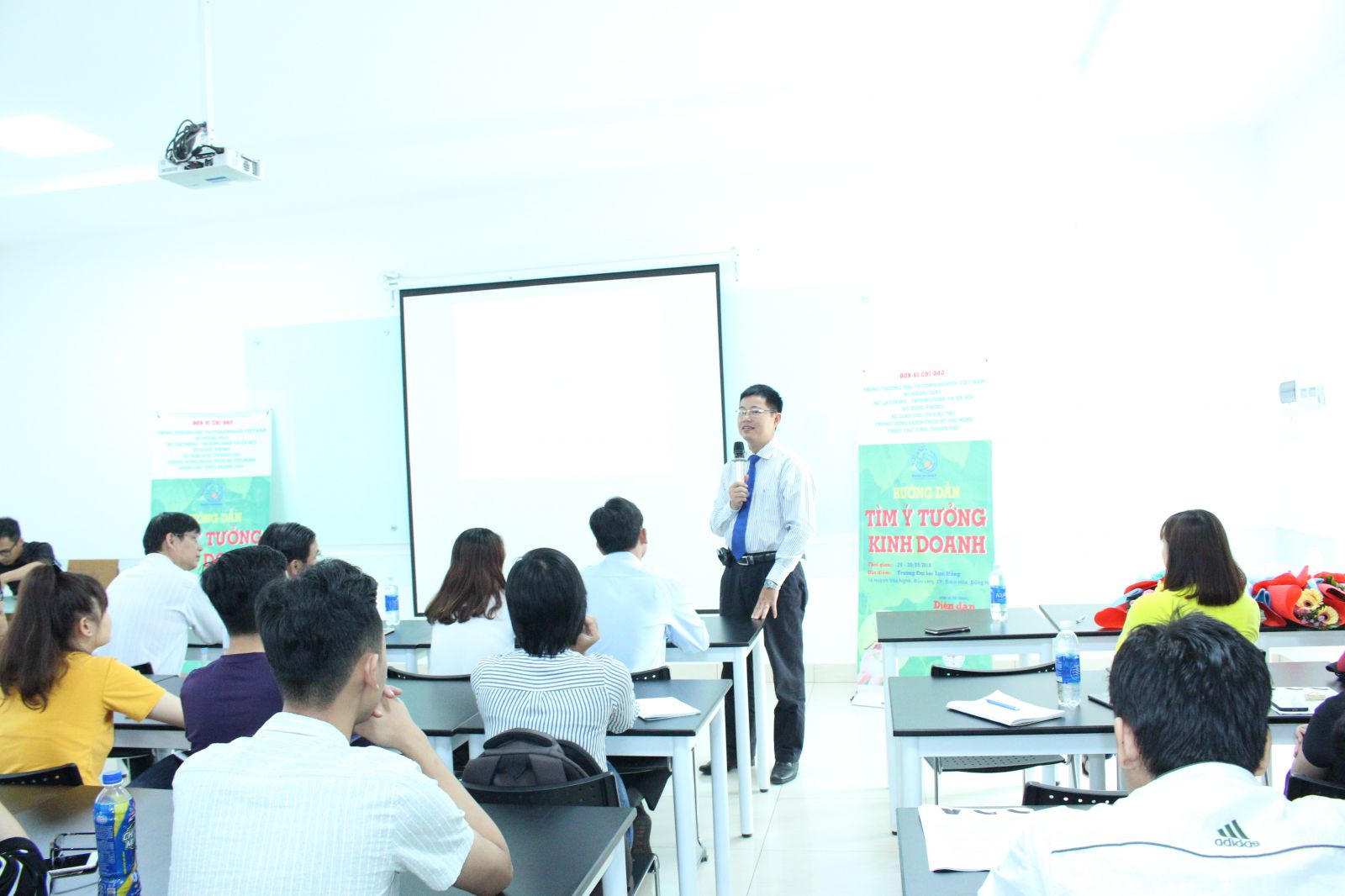 TS Nguyễn Văn Tân - Trưởng khoa QTKDQT phát động cuộc thi khởi nghiệp tại Đai Học Lạc Hồng 