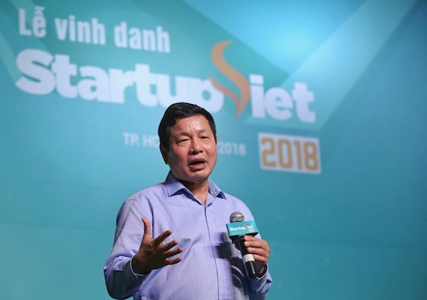 Ông Trương Gia Bình chia sẻ trên sân khấu Gala Chung kết Startup Việt 2018.