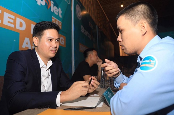 Ông Phạm Van Tam - Chủ tịch HĐQT Tập đoàn công nghệ Asanzo - trực tiếp nhận xét về sản phẩm, mô hình doanh nghiệp cho các startup. Ảnh: Tuấn Nhu.