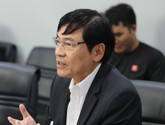 Ông Phạm Phú Ngọc Trai cũng thắc mắc về mô hình kinh doanh của sản phẩm. Ảnh: Thành Nguyễn.
