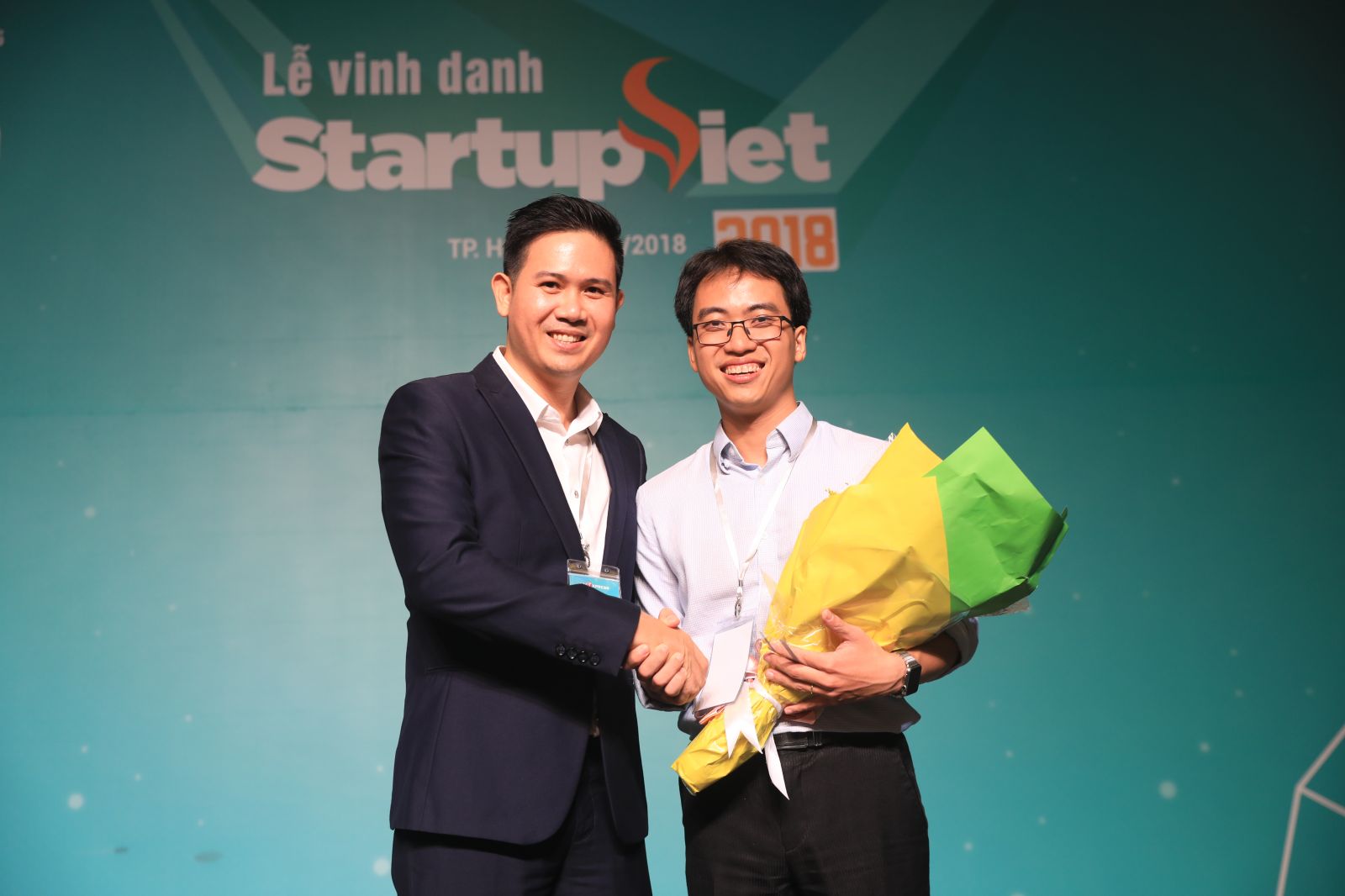 Chủ tịch Asanzo Phạm Văn Tam bất ngờ quyết định rót 5 tỷ đồng cho Datamart ngay tại Gala chung kết Startup Việt 2018.