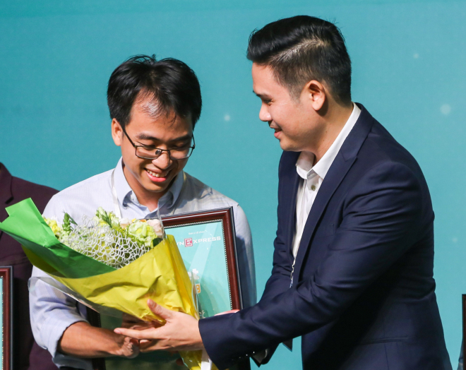 Chủ tịch Asanzo trao hoa và ngỏ ý rót 5 tỷ đồng đầu tư cho dự án của nhà sáng lập Bùi Hải Nam với Datamart - quán quân Startup Việt 2018. Ảnh: Quỳnh Trần.