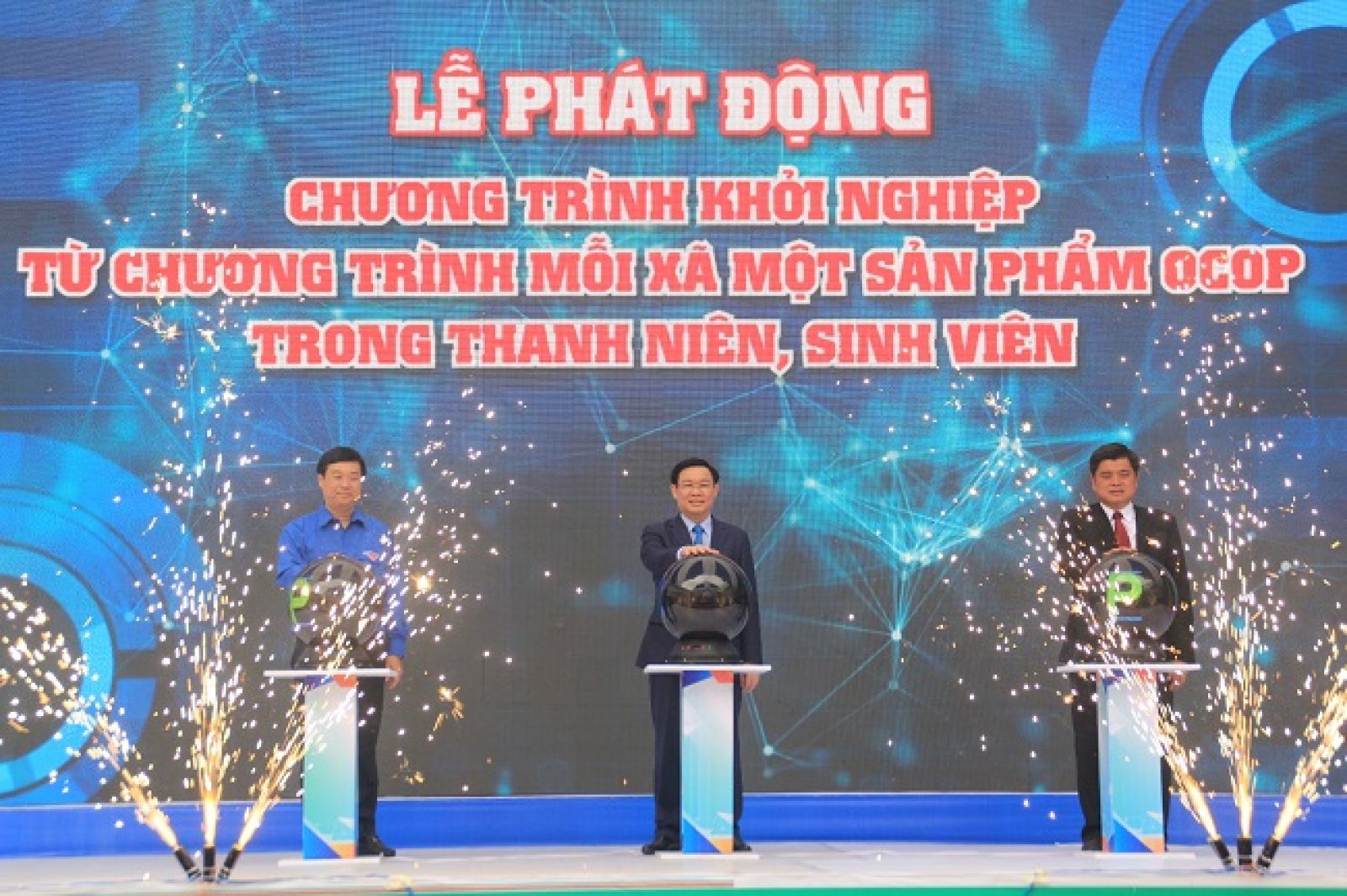 Phó Thủ tướng Vương Đình Huệ và các lãnh đạo đặt tay lên quả cầu, chính thức phát độngc hương trình "Mỗi xã một sản phẩm".