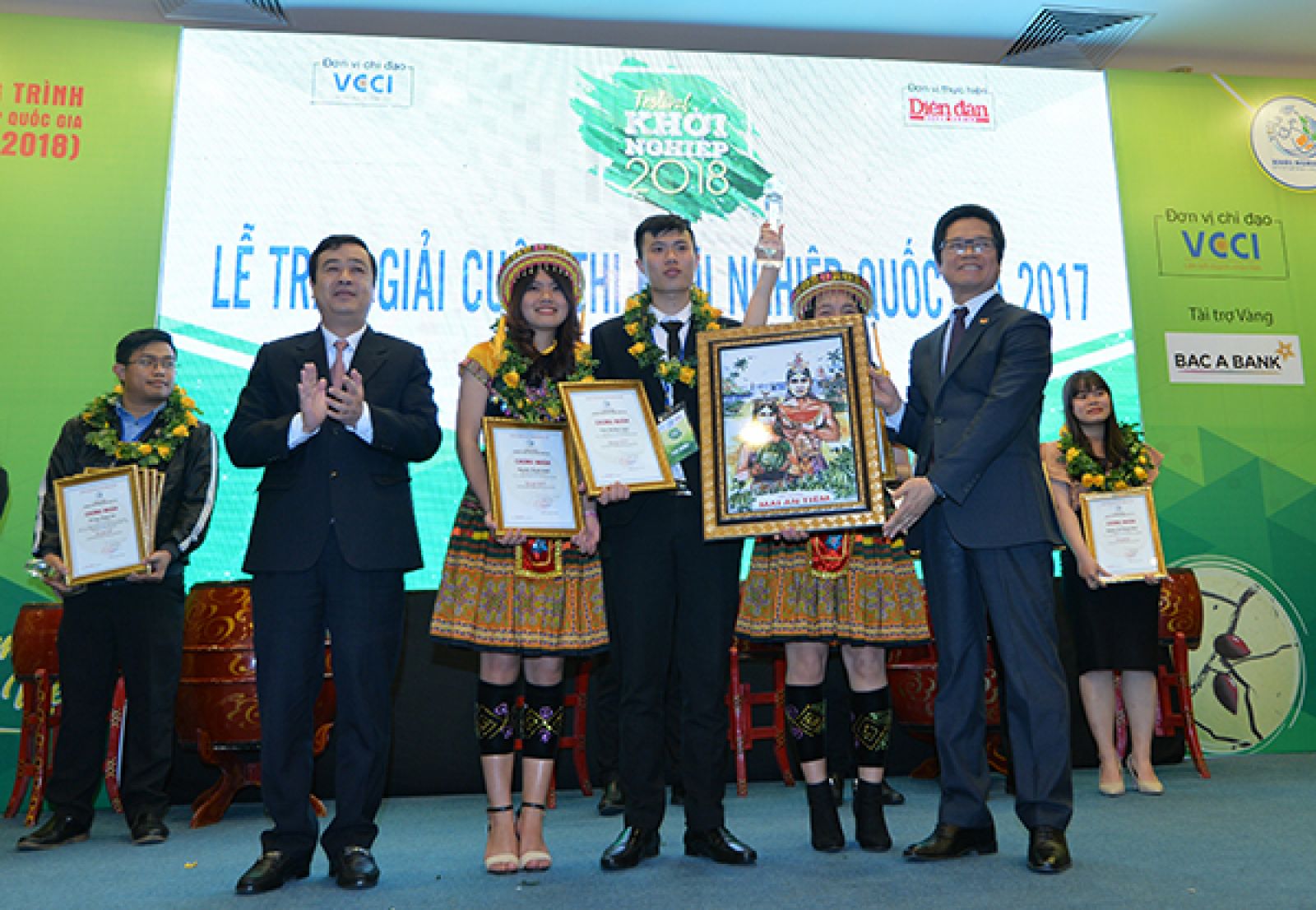 TS Vũ Tiến Lộc - Chủ tịch VCCI, Trưởng Ban Chỉ đạo Chương trình Khởi nghiệp quốc gia trao giải Nhất Cuộc thi Khởi nghiệp Quốc gia năm 2017 cho dự án Trang trại gà H’Mông B&C - Học viện nông nghiệp Việt Nam.