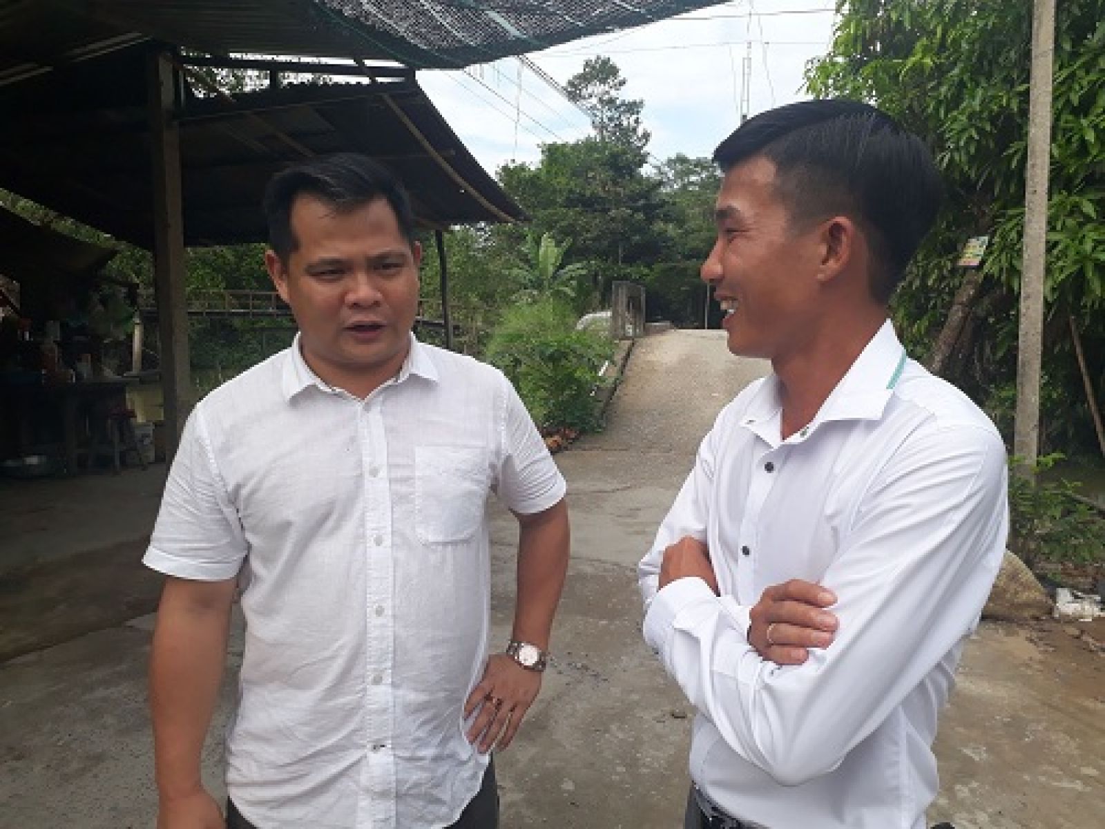 Ông Nguyễn Hà Mạnh (trái) nhà đầu tư của dự án Flood Housing trao đổi với Nguyễn Minh Hoàng trước khi về TP.HCM. Ảnh: Hà Thế An.