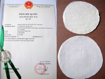 [Caption] Sản phẩm giấy và bằng sáng chế của ông Nguyễn Phúc Thanh. Ảnh: cesti.gov