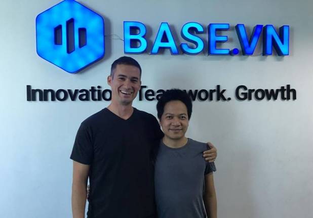 Phạm Kim Hùng - CEO Base.vn (bên phải) chụp cùng Dirk van Quaquebeke, Co-founder of Beenext (bên trái)