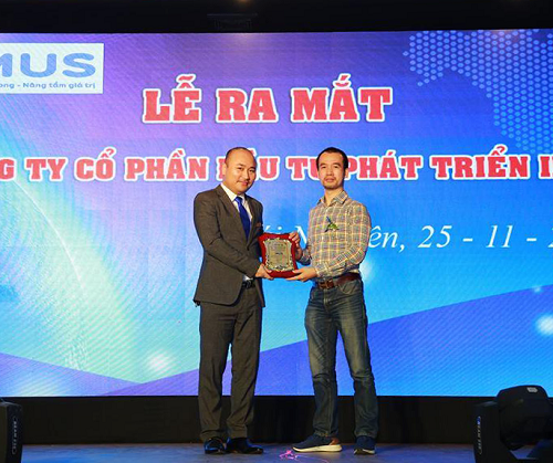 CEO Inet, Founder Unica - Ông Nguyễn Trọng Thơ (trái) trao chứng nhận phân phối độc quyền thẻ học trực tuyến Unica cho đại diện Công ty Cổ phần Đầu tư phát triển Imus (phải).