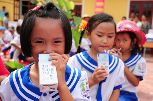 Trẻ em tại bản Thung Khạng, bản xa xôi nhất của huyện Quỳ Châu (Nghệ An) uống sữa TH School Milk theo Chương trình Sữa học đường. TH School Milk là sản phẩm đầu tiên được Bộ Y tế xác nhận hiệu quả trong nghiên cứu cải thiện tình trạng dinh dưỡng và vi chất dinh dưỡng của trẻ em.