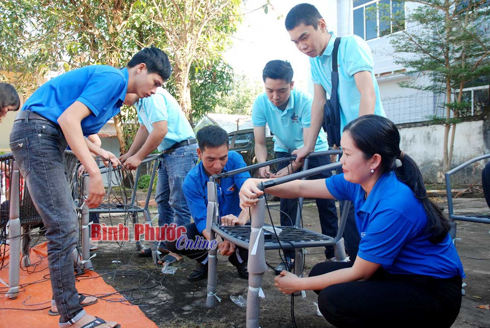 Thanh niên hào hứng tham gia học việc đan lát mẫu ghế công nghiệp để xuất khẩu ra nước ngoàiThanh niên hào hứng tham gia học việc đan lát mẫu ghế công nghiệp để xuất khẩu ra nước ngoài Thanh niên hào hứng tham gia học việc đan lát mẫu ghế công nghiệp để xuất khẩu ra nước ngoài 