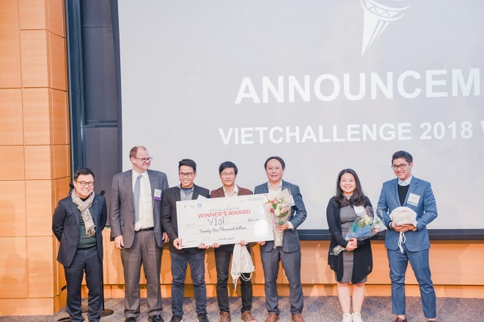 Đội Quán Quân VietChallenge mùa giải 2018 VIoT team nhận giải thưởng $25,000 tại đại học MIT, Boston