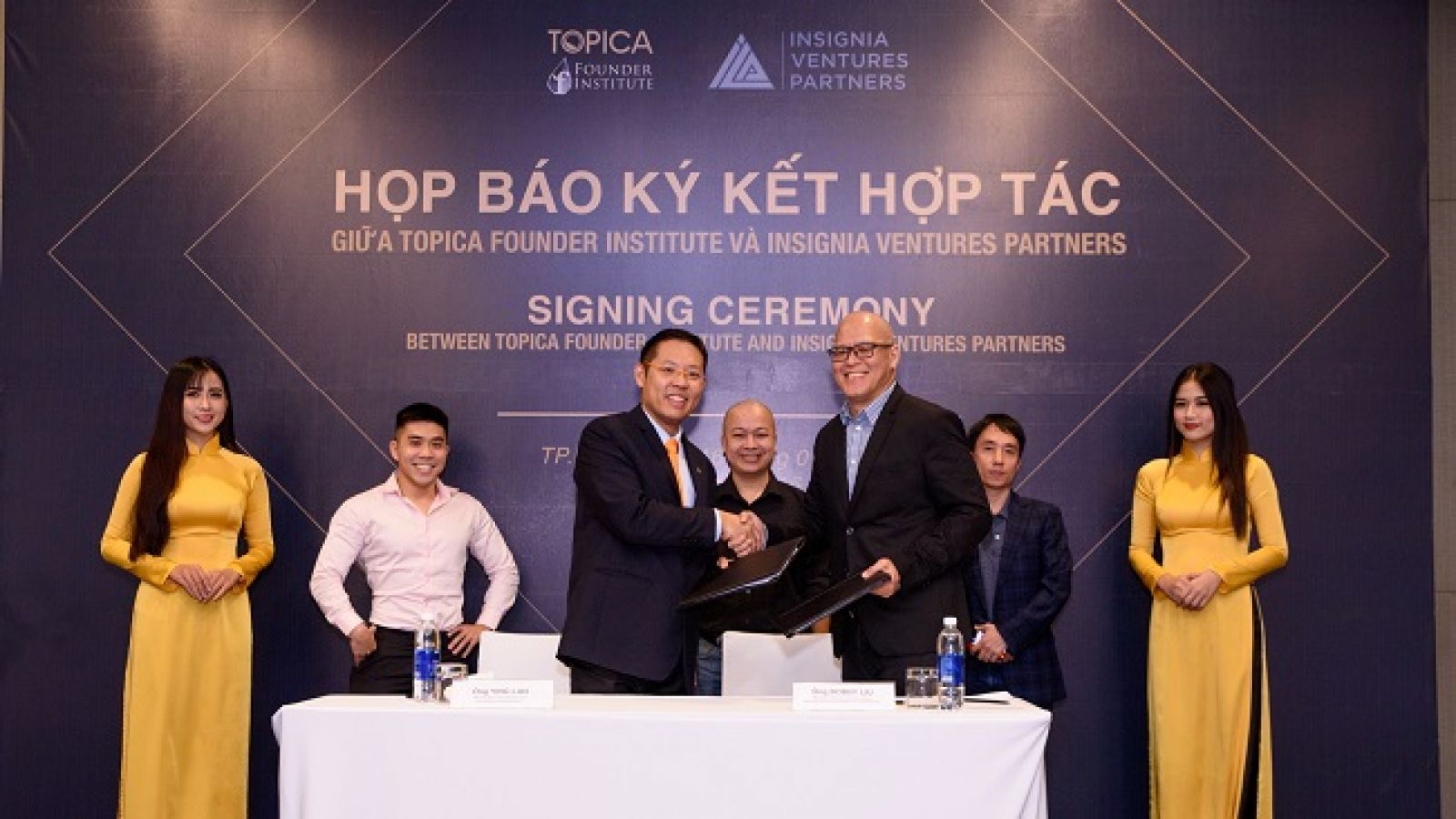 Đại diện Topica Founder Institute ký kết cùng quỹ đầu tư mạo hiểm Insignia Ventures Partners