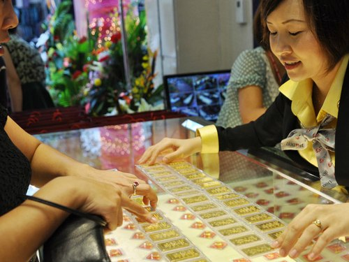 Giao dịch vàng miếng tại một doanh nghiệp trong nước. Ảnh: PV.
