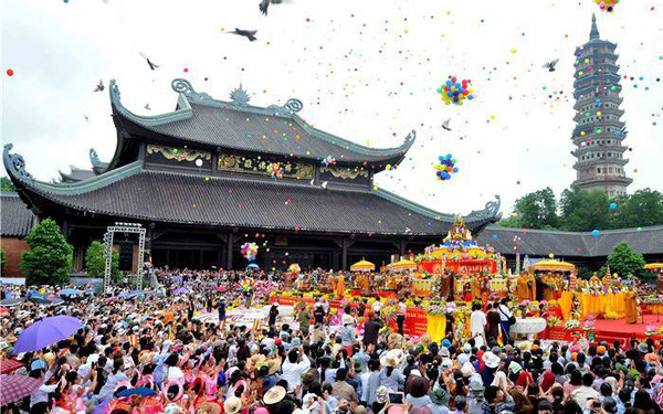 Từ Đại Nam, B&#225;i Đ&#237;nh đến Tam Ch&#250;c: Những ng&#244;i đại tự mới được đầu tư tr&#234;n dưới 10.000 tỷ đồng g&#226;y x&#244;n xao dư luận, m&#244; h&#236;nh du lịch t&#226;m linh đang kiếm tiền từ đ&#226;u?