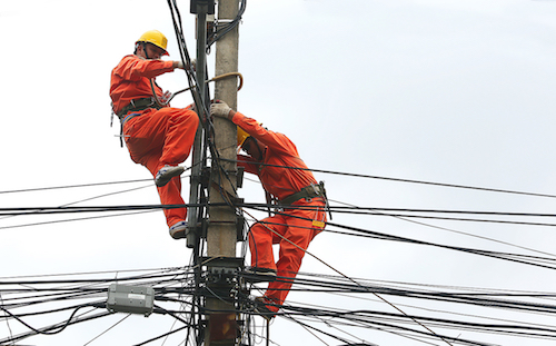 Công nhân ngành điện sửa chữa trên lướu đường dây. Ảnh: Ngọc Thành