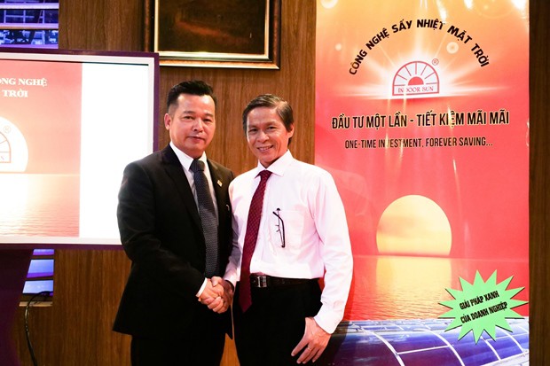Shark Việt và ông Nguyễn Văn Khỏe tại Shark Tank Việt Nam