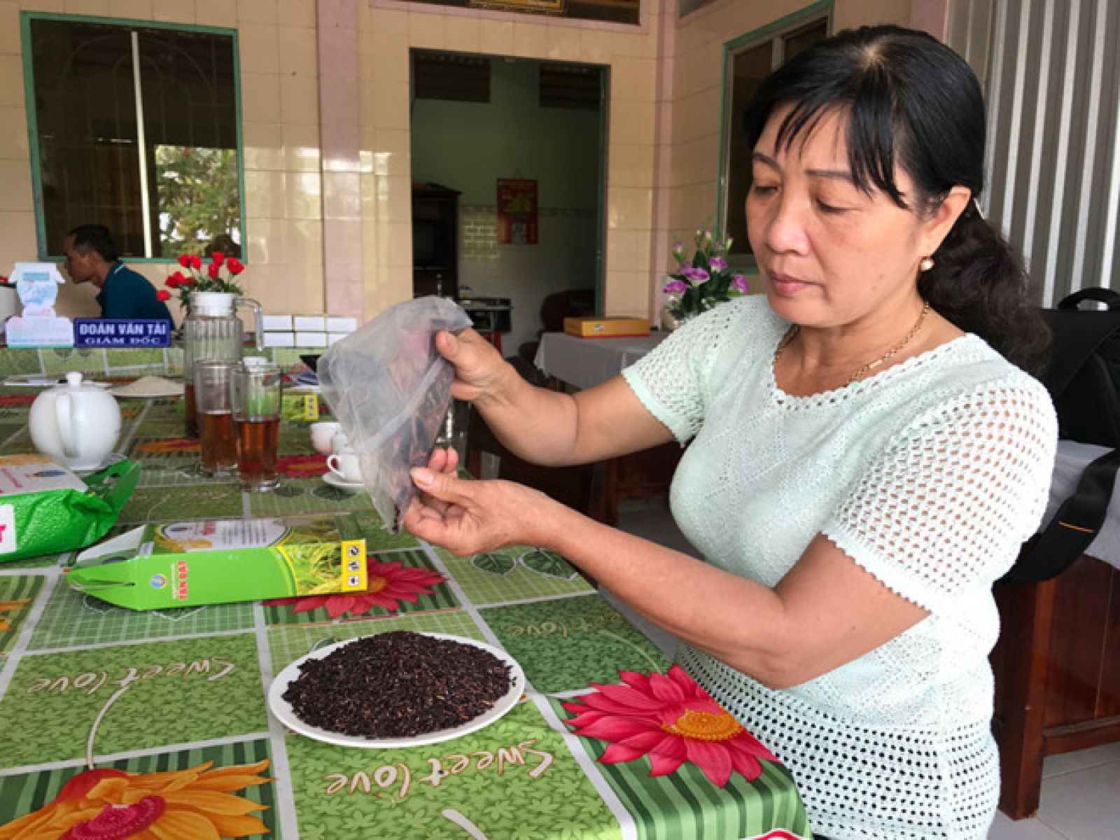 Gạo tím thảo dược được chế biến thành trà để uống