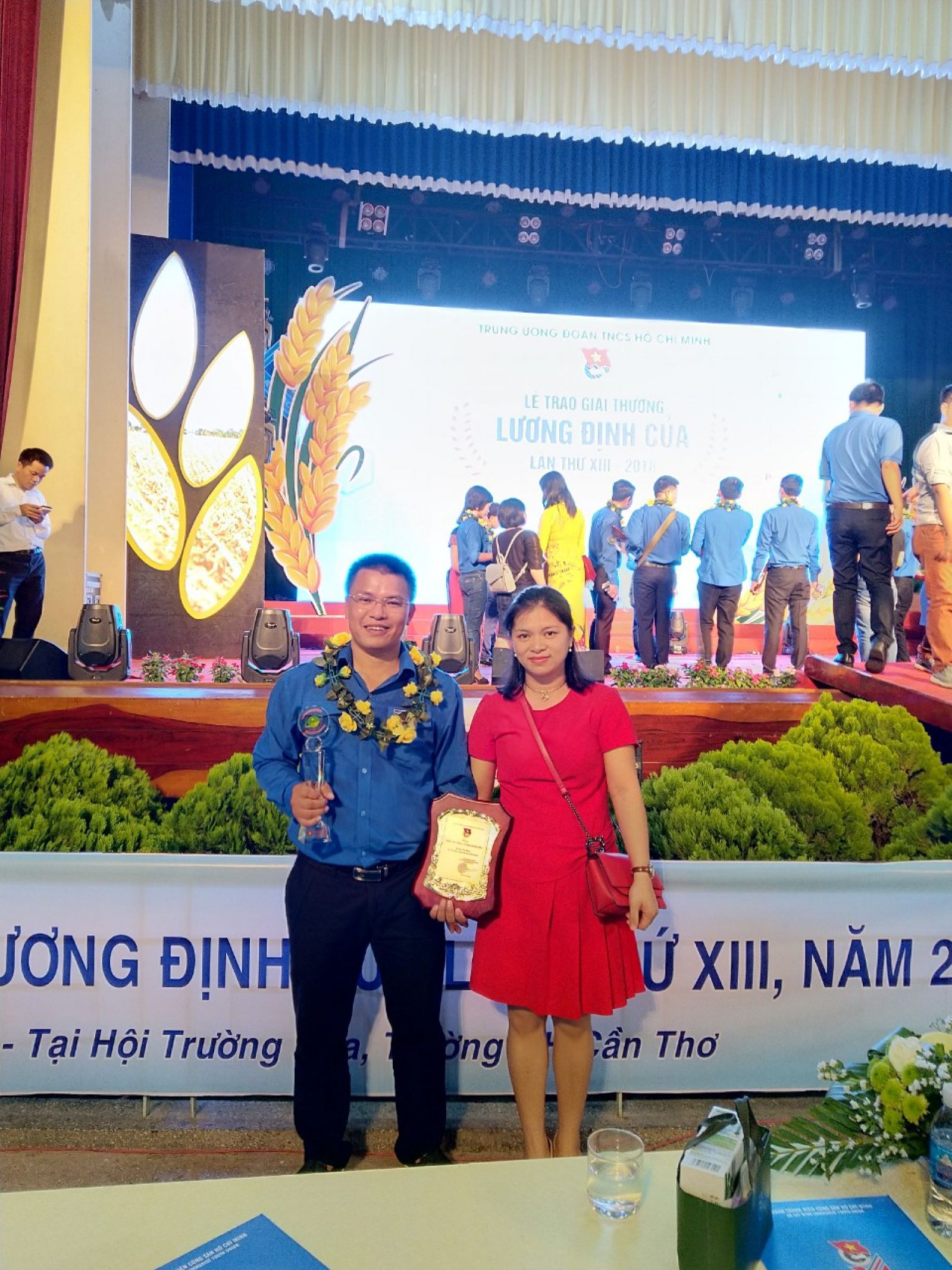 Khổng Văn Hưng cùng vợ tại lễ trao giải thưởng Lương Định Của 2018