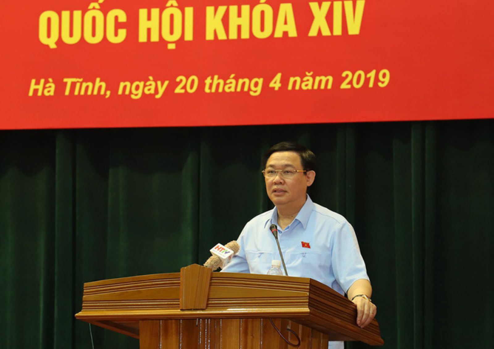 Phó Thủ tướng Vương Đình Huệ và các đại biểu Quốc hội tỉnh Hà Tĩnh tiếp cử tri chuyên đề về doanh nghiệp trên địa bàn tỉnh. - Ảnh: Thành Chung