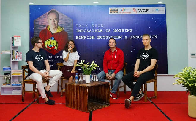 Peter Vesterbacka (áo đỏ) và hai nhà sáng lập sinh viên của Kanvas trong buổi chia sẻ với sinh viên công nghệ của Tổ chức Giáo dục FPT – FPT Edu. 