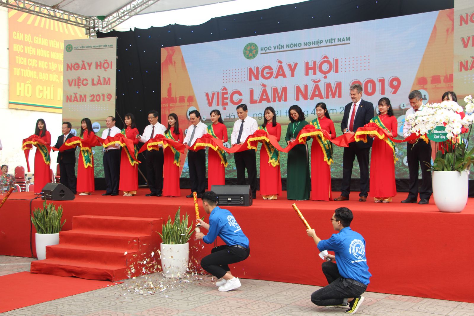 Lễ cắt băng Khai mạc Ngày hội việc làm 2019 của Học viện Nông nghiệp Việt Nam.