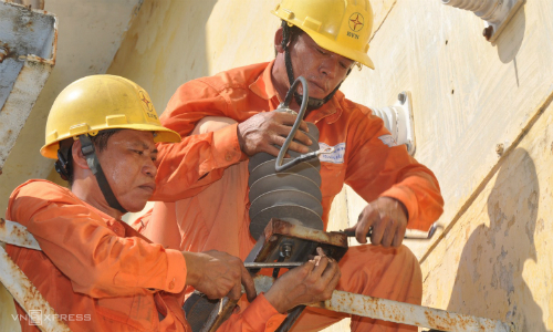 Công nhân ngành điện sửa chữa trên đường dây. Ảnh: N.M