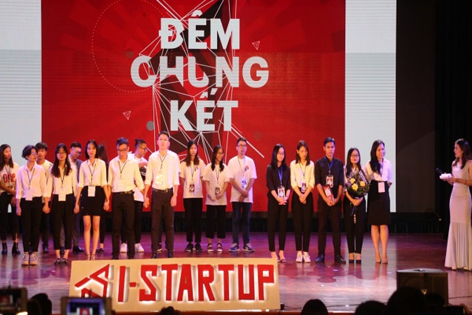 Giây phút 2 đội hồi hộp đợi công bố kết quả Quán quân của Cuộc thi Khởi nghiệp I - StartUp 2019