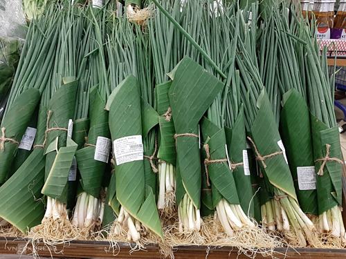 Siêu thị tại TP HCM dùng lá chuối gói rau củ. Ảnh: Nghệ Nguyễn