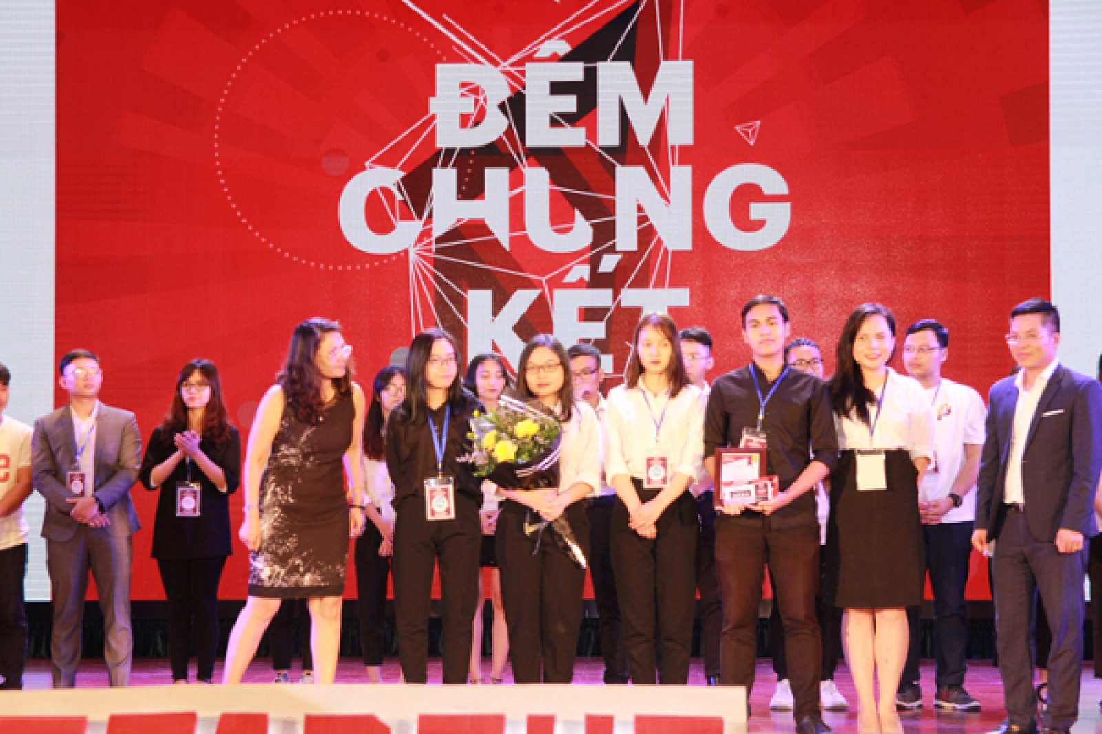 YouthMentor - Nền tảng cung cấp dịch vụ mentoring cho sinh viên đạt giải Á quân, đồng thời nhận giải thưởng Đội thi được yêu thích nhất