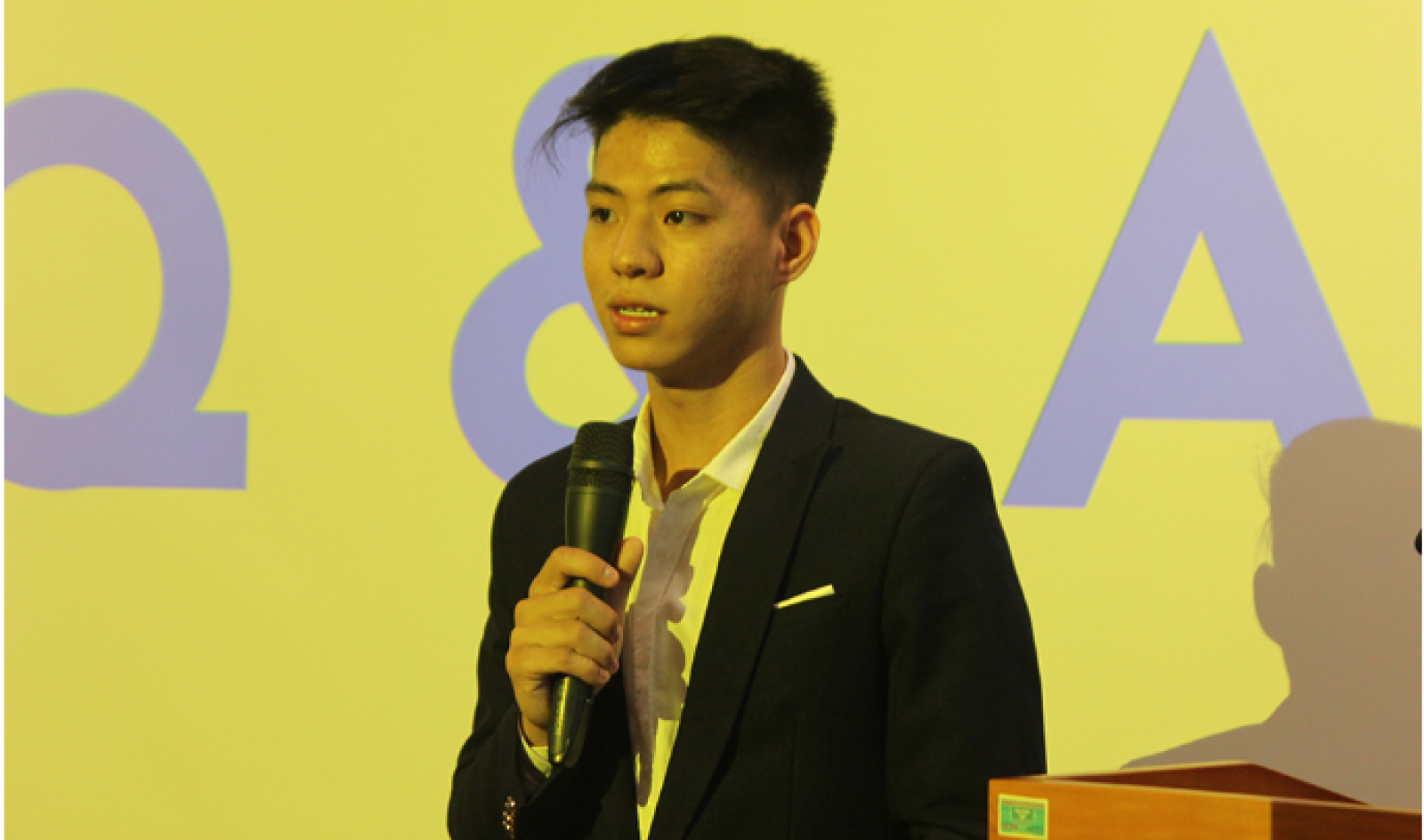 Anh Cao Hữu Chí Minh - Chủ nhiệm câu lạc bộ Nhà kinh tế trẻ (ảnh Nhật Tâm)