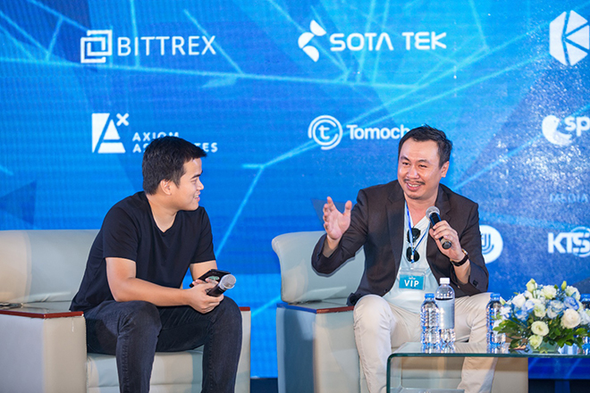 Từ trái qua, ông Lưu Thế Lợi - CEO Kyber Network và ông John Ng Pangilinan - nhà sáng lập quỹ Signum Capital (Singapore) trong phiên thảo luận. 