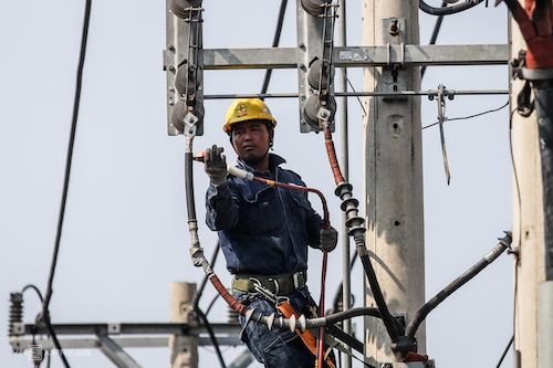 Công nhân Công ty Điện lực TP HCM sửa chữa lưới điện. Ảnh: Thành Nguyễn