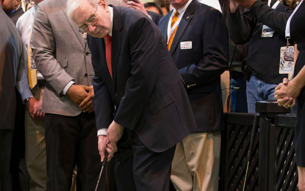 Warren Buffett: &quot;Cuộc đời giống như chơi golf, nếu người n&#224;o cũng đưa b&#243;ng v&#224;o mọi lỗ golf th&#236; sẽ chẳng c&#243; ai chơi tr&#242; n&#224;y, v&#236; đ&#226;u c&#242;n vui nữa&quot;