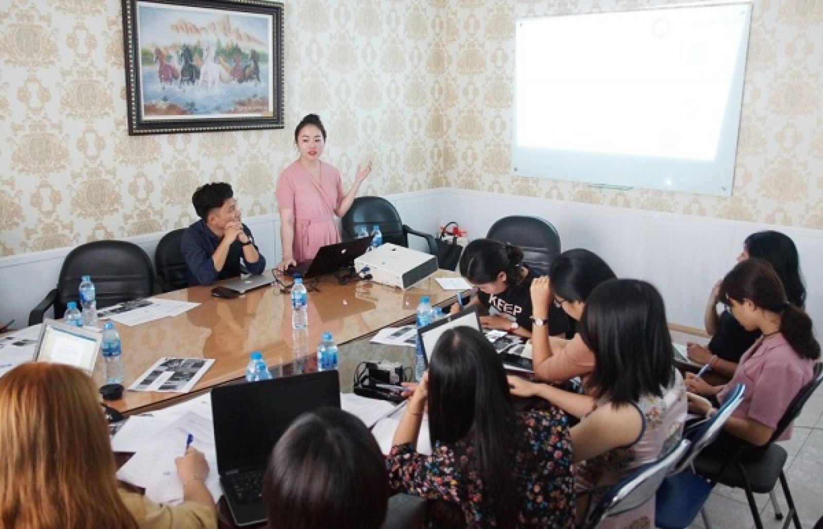 Bà Nguyễn Thy Nga - Giám đốc V-startup chia sẻ kinh nghiệm truyền thông trong hệ sinh thái khởi nghiệp