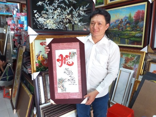 Tranh thư pháp do anh Lững vẽ có giá bán từ 300.000 đồng đến 2 triệu đồng/bức - Ảnh: Anh Duy