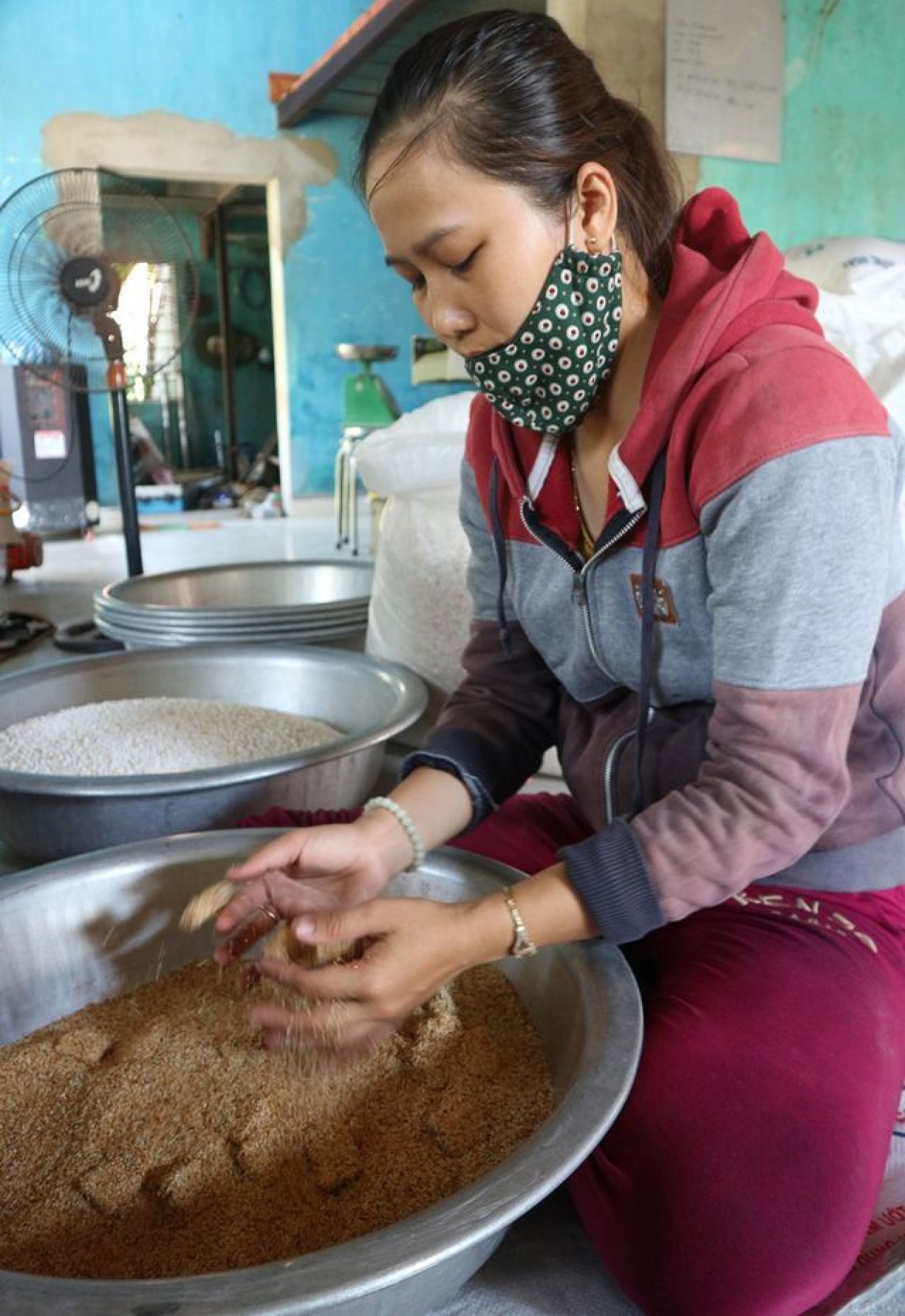 Phan Thị Ly, cô gái trẻ bỏ phố về quê lập nghiệp với nghề truyền thống – bánh khô mè, nối nghiệp cha ông