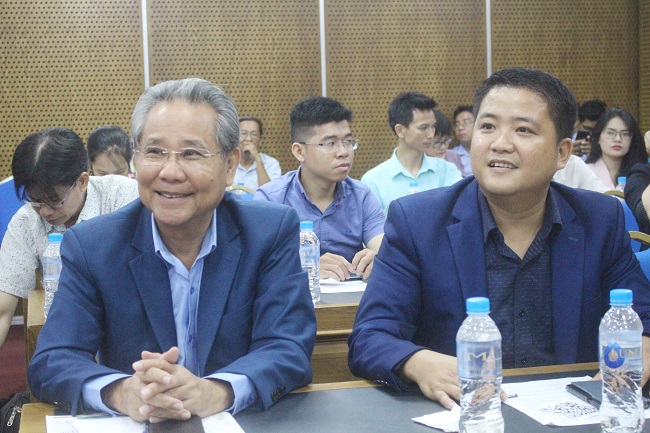 Công ty Cổ phần Doanh nhân và quản trị do ông Nguyễn Tuấn Khởi (bên phải) làm giám đốc