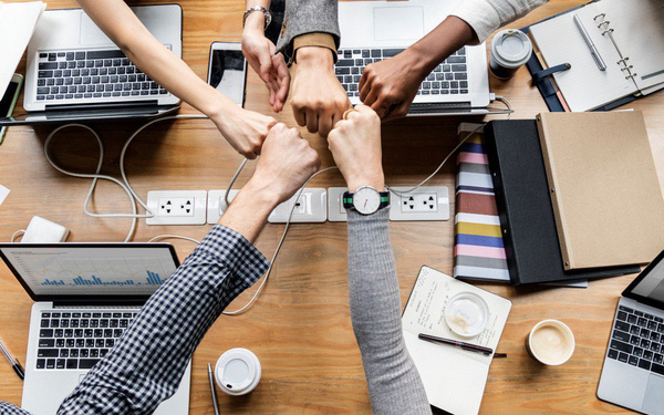 Làm startup 10 người "chết" 9, nay còn mai mất, rốt cuộc nhân viên chọn ở lại công ty vì điều gì?