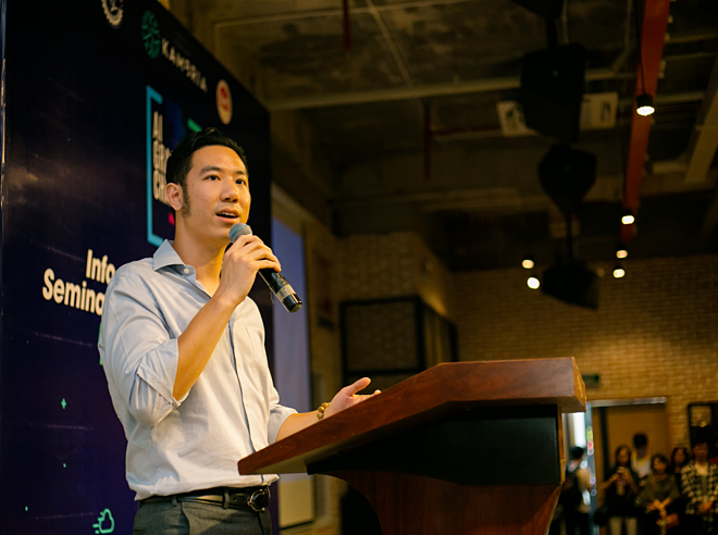 Tiến sĩ Vũ Duy Thức, CEO của Kambria giới thiệu về Hackathon Vietnam AI Grand Challenge 2019 trong sự kiện mở đầu chuỗi chương trình tại TP HCM. 