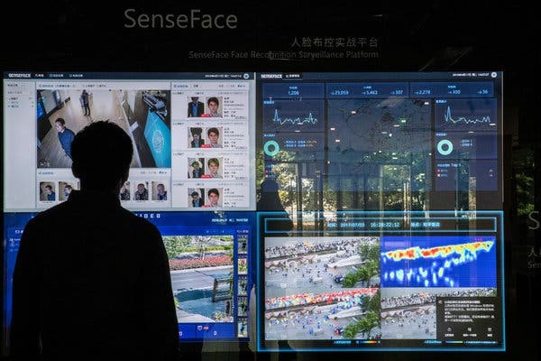 theo dõi bằng các camera trang bị phần mềm quan sát khuôn mặt và hành vi của SenseTime.