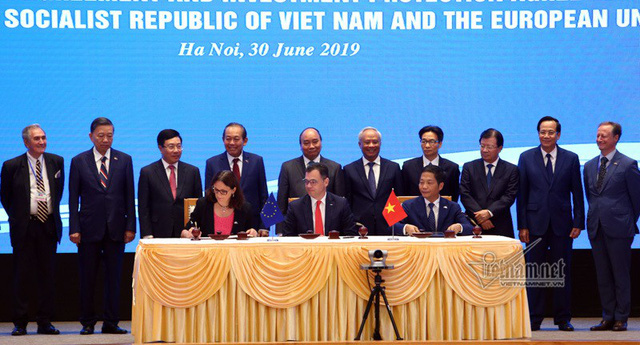 Chạy tuyến cao tốc đến châu Âu, lo thổi phạt thẻ vàng thẻ đỏ - Ảnh 1. Chạy tuyến cao tốc đến châu Âu, lo thổi phạt thẻ vàng thẻ đỏ - Ảnh 1.