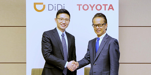 Đại diện Toyota và Didi Chuxing ký kết hợp tác.